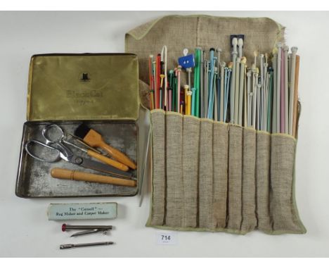 A quantity of vintage knitting needles and a set of rug making tools