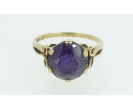 A 9 carat gold ring set amethyst, size O 