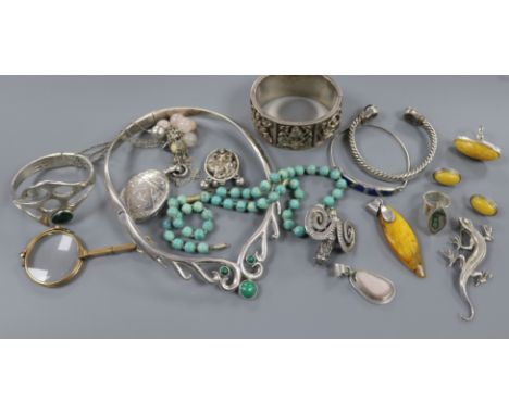 A small group of assorted jewellery including Victorian silver locket, Mexican 925 sterling and malachite necklet, amber pend