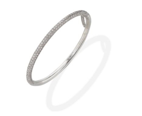 DIAMOND BANGLEHinged, set to the front with brilliant-cut diamonds, diamonds approx. 2.50cts total, inner circumference appro