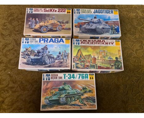 5 x 1/76 scale WWII model military vehicles.  Russian Medium Tank T-34/76A, Diorama Accessory, German Heavy Tank Destroyer, G