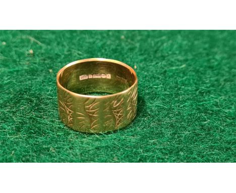 9ct gold broad band ring with engraved decoration, 4.1g.