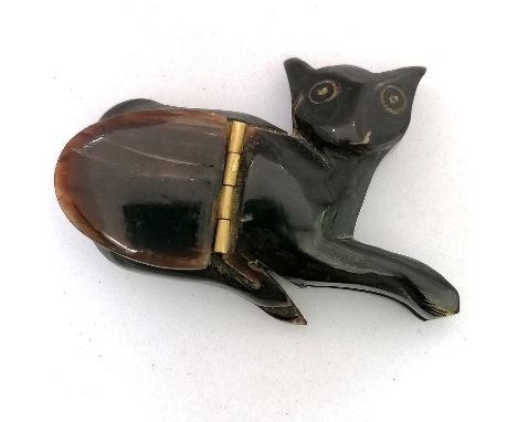 carved horn snuff box in the form of a cat, 2¼" long 
