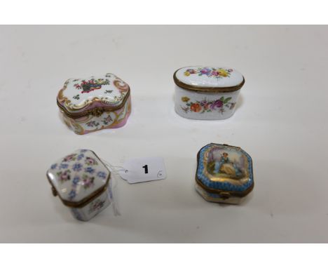 AN EARLY 20TH CENTURY CONTINENTAL PORCELAIN BOX with hand painted female figure within a blue border, 2 ins square and three 