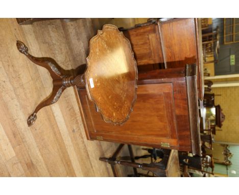 A 20TH CENTURY CHIPPENDALE REVIVAL MAHOGANY PIE CRUST TOP TRIPOD TABLE raised on a spiral vase turned column and carved ball 