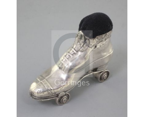 An Edwardian novelty silver roller skate pin cushion on rotating wheels, by Crisford and Norris, Birmingham 1909, 7cm.
