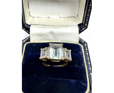 9ct gold blue quartz three stone ring with diamond accents (3.1g) 