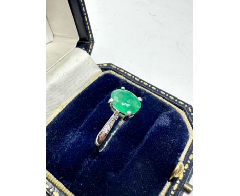 10ct white gold emerald single stone ring with diamond set shank (2g) 