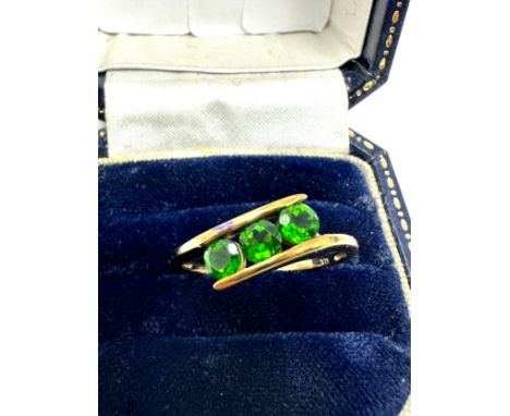 9ct gold diopside three stone ring (2.1g) 