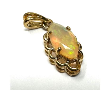 9ct gold opal pendant 