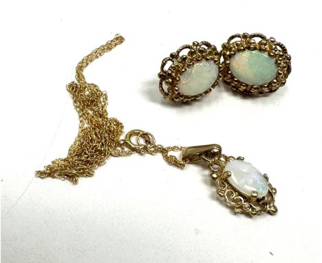 9ct gold opal pendant necklace &amp; paired stud earrings (3g) 