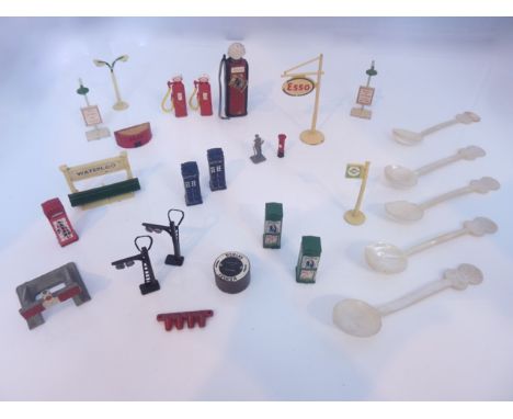 A Wee World Series No K54 hydraulic car ramp box containing a selection of model road furniture to include two green papered 