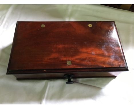 A good quality 19th century mahogany cased apothecary set fitted with a single drawer containing a comprehensive collection o