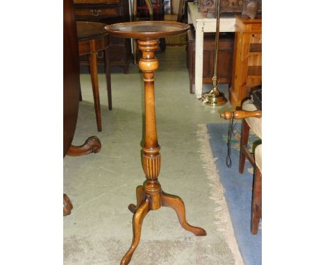 A good quality Georgian style mahogany jardinière stand, the circular dished top raised on a vase shaped pillar and tripod