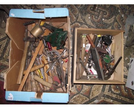A box of miscellaneous hand tools including selection of various screwdrivers, vintage and later, a Keen cast iron bench vice