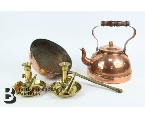 Two brass chamber candlesticks with snuffers measuring approx. h 10cms, together with a copper kettle approx. 23cms and coppe
