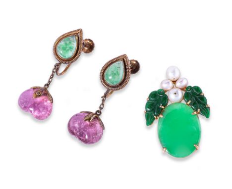 A JADE PENDANT AND A PAIR OF SCREW BACK EARRINGS Featuring a jade and cultured pearl pendant, mounted in yellow gold, likely 