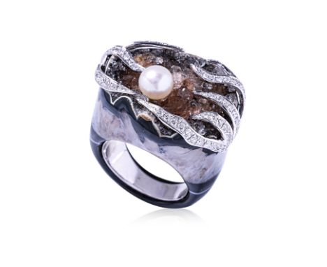 A CULTURED PEARL, DIAMOND AND AGATE RING The banded agate ring with white gold lined shank, the top with a single cultured pe