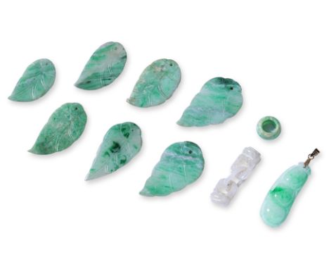A GROUP OF LOOSE JADE AND A 'PEAPOD' PENDANT
Featuring a 'peapod' jade mounted on a yellow gold setting marked 'Au750' for 18