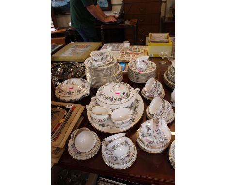 Royal Worcester June Garland pattern extensive dinner service 