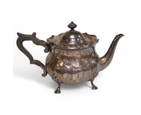 An Edwardian silver teapot by George Howson, Sheffield, 1903, gross weight 16.7oz. Condition - poor to fair