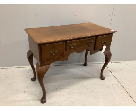 An 18th century style oak kneehole dressing table on cabriole legs, width 105cm, depth 53cm, height 78cm. Condition - fair, h