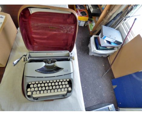 Typewriter - Royalite Manual - in good clean working order in original case