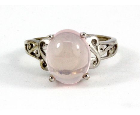 A 9ct white gold ring set with a cabochon cut rose quartz, (N.5).