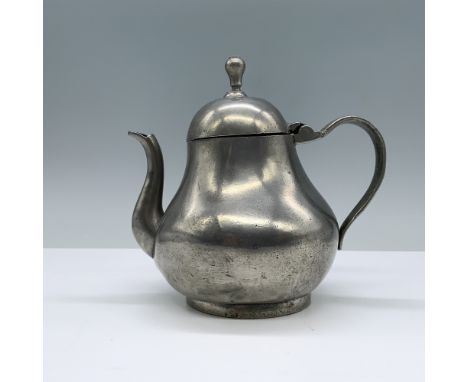 Classic bulbous body design tea pot, with a curved spout, and an arched handle. The hinged lid is topped with finial in a rou