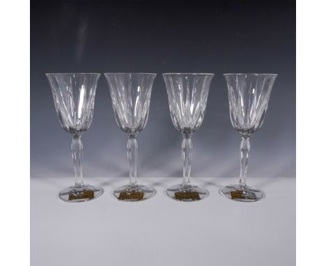 This set of four Noritake Vendome full lead crystal wine glasses showcases exquisite craftsmanship from Germany. Each glass f