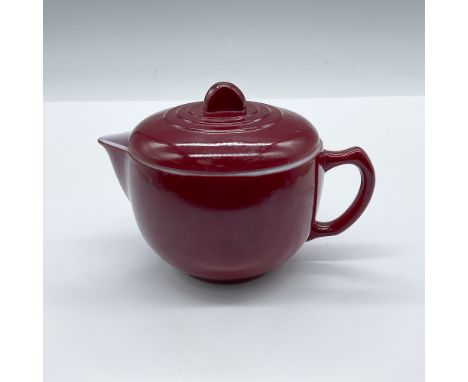 Vintage milk glass teapot with the exterior glazed in dark red finish. Raised rings on the matching lid. Hazel Atlas Glass em