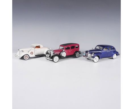 This 3-piece Signature model car lot features finely detailed replicas of classic vintage automobiles, combining diecast meta
