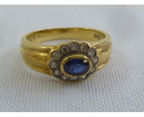 18ct gold sapphire and diamond cluster ring,  approx 3.4g