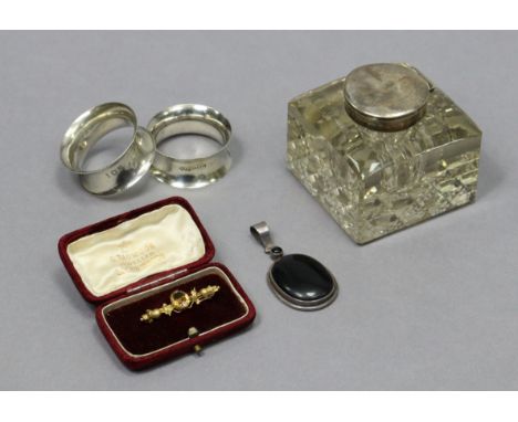 A 9ct gold Scottish bar brooch inset coloured hardstone to centre, together with a glass square inkwell with silver hinged li