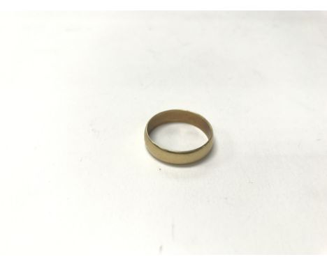 An 18ct gold wedding ring. Size approx S, weight approx 5g.