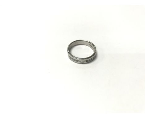 An 18ct white gold ring set with a row of diamonds. Weight approx 5g, size approx O