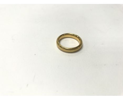 A 22ct gold wedding ring. Size approx L, weight approx 7g