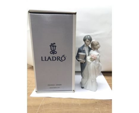 A boxed Lladro figure of a bride and groom
