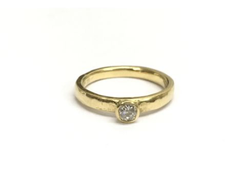 An 18ct gold hand hammered Byzantine style ring, set with a central diamond, with London hallmarks. Ring size N/M, weight app