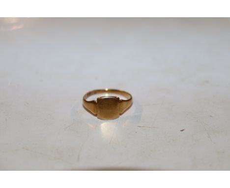 An 18ct gold signet ring, ring size W. Approx. 3.3g
