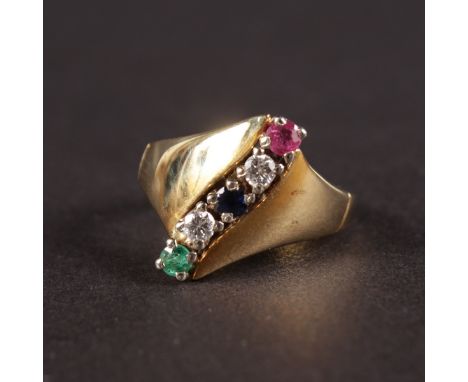 A 14CT YELLOW GOLD, RUBY, DIAMOND AND EMERALD RING.