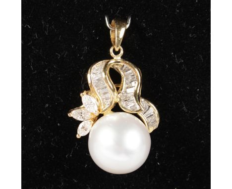 A 14CT YELLOW GOLD, PEARL AND DIAMOND PENDANT.