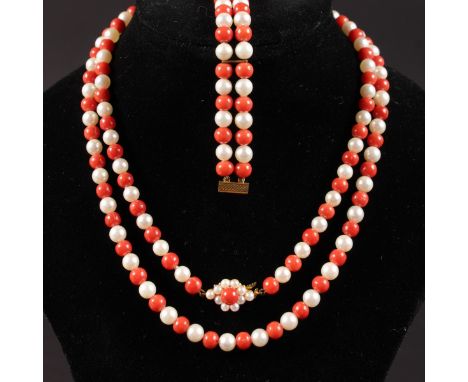 A GOOD PEARL AND CORAL NECKLACE and MATCHING BRACELET with gold clasp.