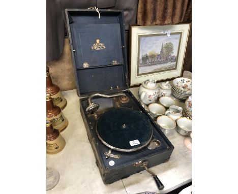 A VINTAGE 'SALON' DECCA GRAMOPHONE RECORD PLAYER 