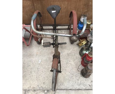 A VINTAGE CHILDS TRICYCLE 