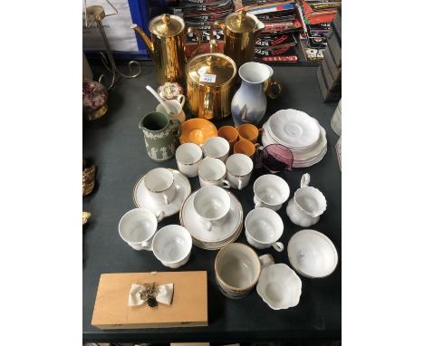 A MIXED GROUP OF CERAMICS TO INCLUDE CUPS AND SAUCERS AND A ROYAL COPENHAGEN VASE WITH SAILING BOAT DESIGN 