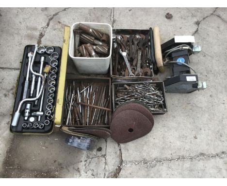 A MIXED LOT OF TOOLS TO INCLUDE A BENCH GRINDER, SOCKET SET, SPANNERS, DRILL BITS ETC 