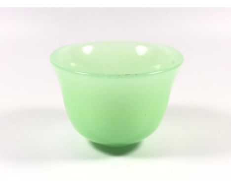 A LIGHT COLOURED JADE TYPE TEA / SAKE BOWL, HEIGHT 4CM 