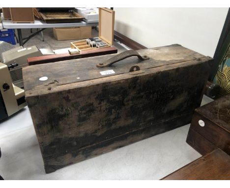 A VINTAGE WOODEN TOOL CHEST / BOX 