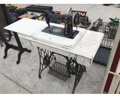 A VINTAGE SINGER SEWING MACHINE IN A WHITE PAINTED CABINET 